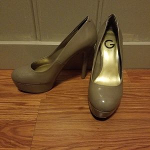 Guess nude patent pumpa
